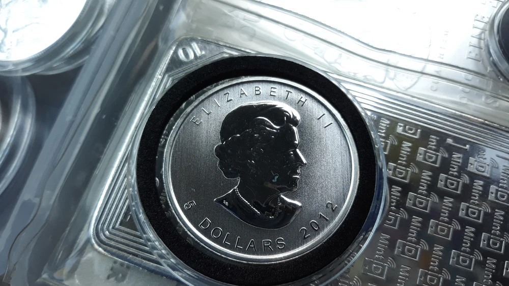 Canadian Silver Maple Leaf, One Ounce obverse: 2012 Elizabeth II right, 5 DOLLARS