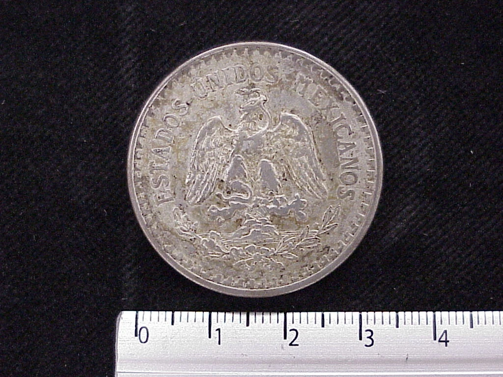 Obverse of a Mexican 1918 one peso silver coin showing the national eagle and snake.