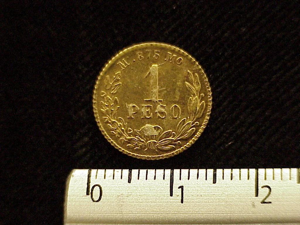 Reverse of a Mexican 1880 gold one peso coin showing the value within a wreath and .875 marking.